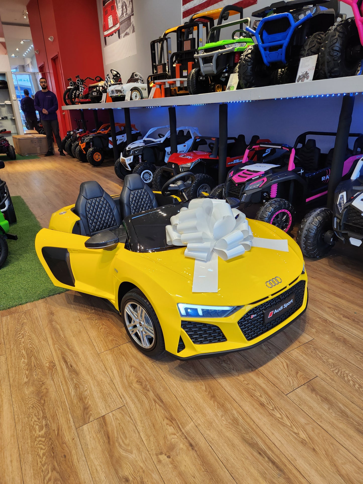 ENORME coche eléctrico para niños Audi R8
