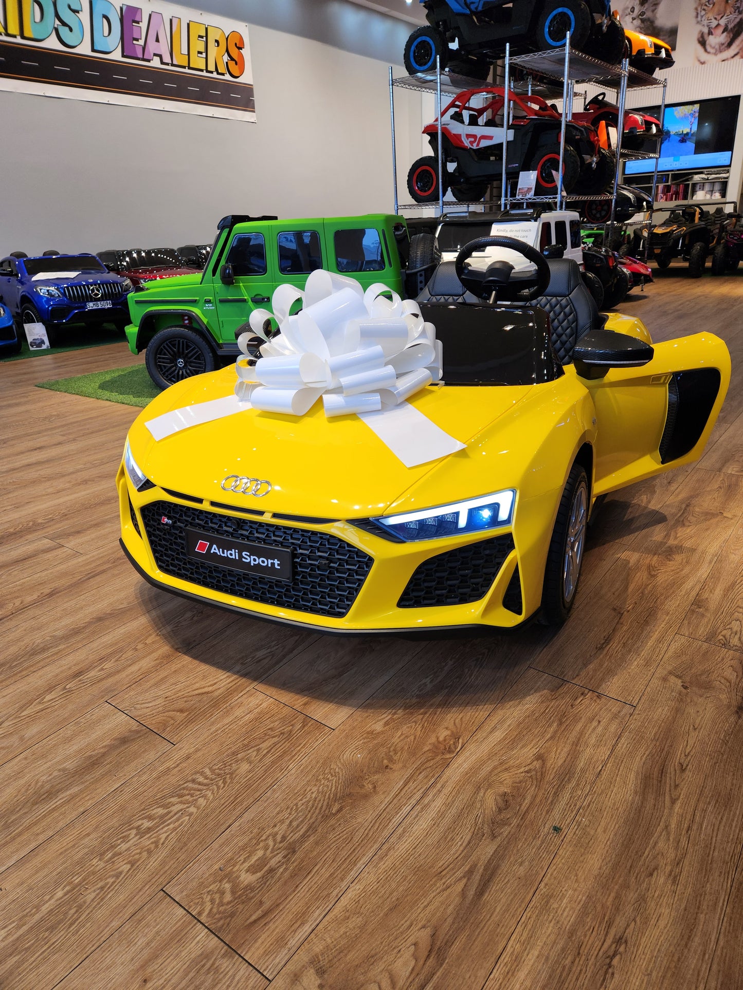 ENORME coche eléctrico para niños Audi R8