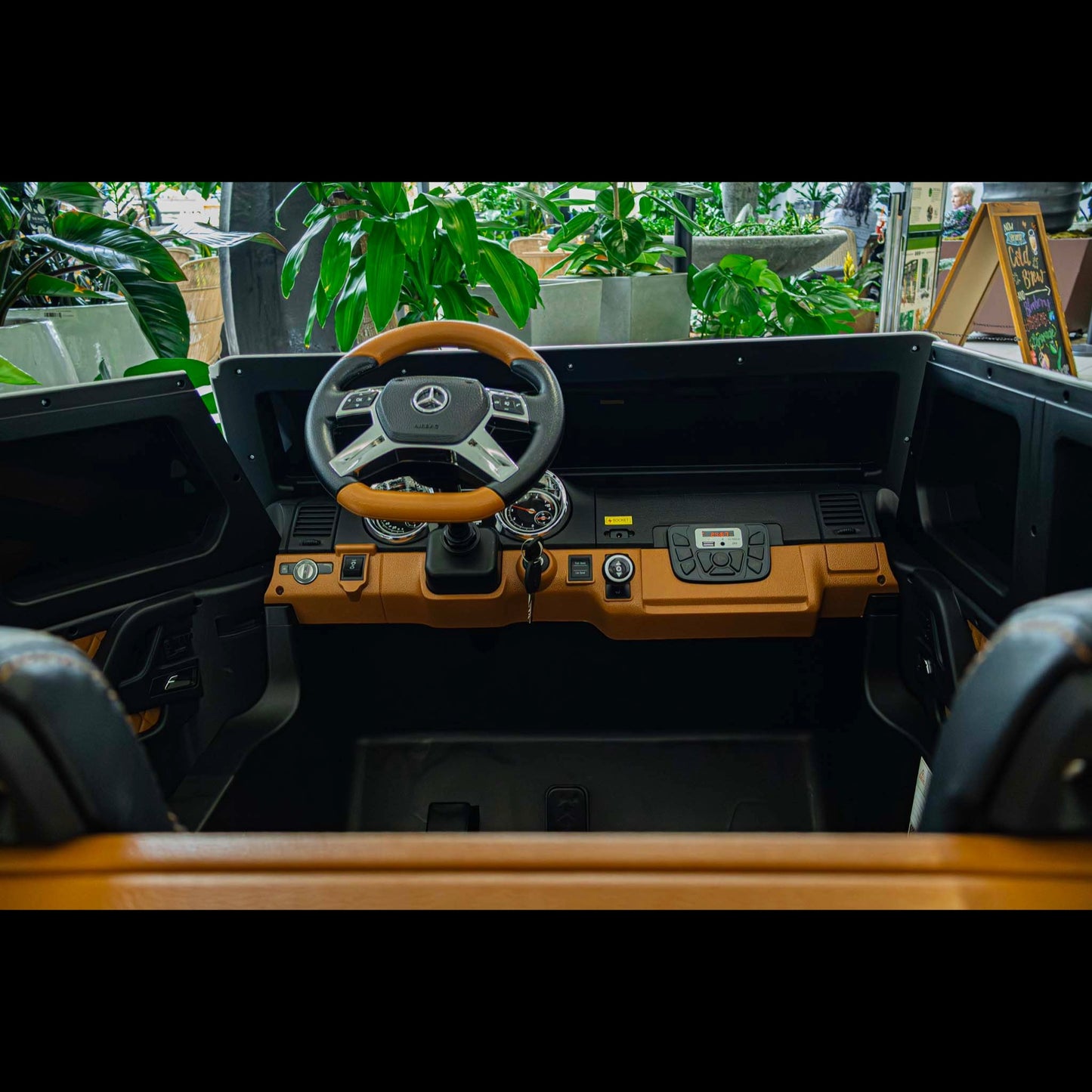 Giant Mercedes Maybach G 650 (2025 Edition)