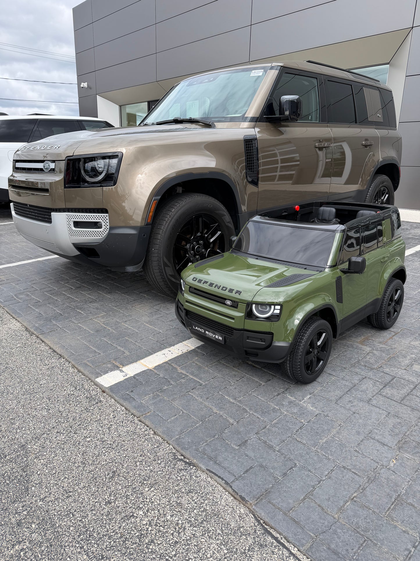 Land Rover Defender 110 | 24Volt Ride-On Car for Kids