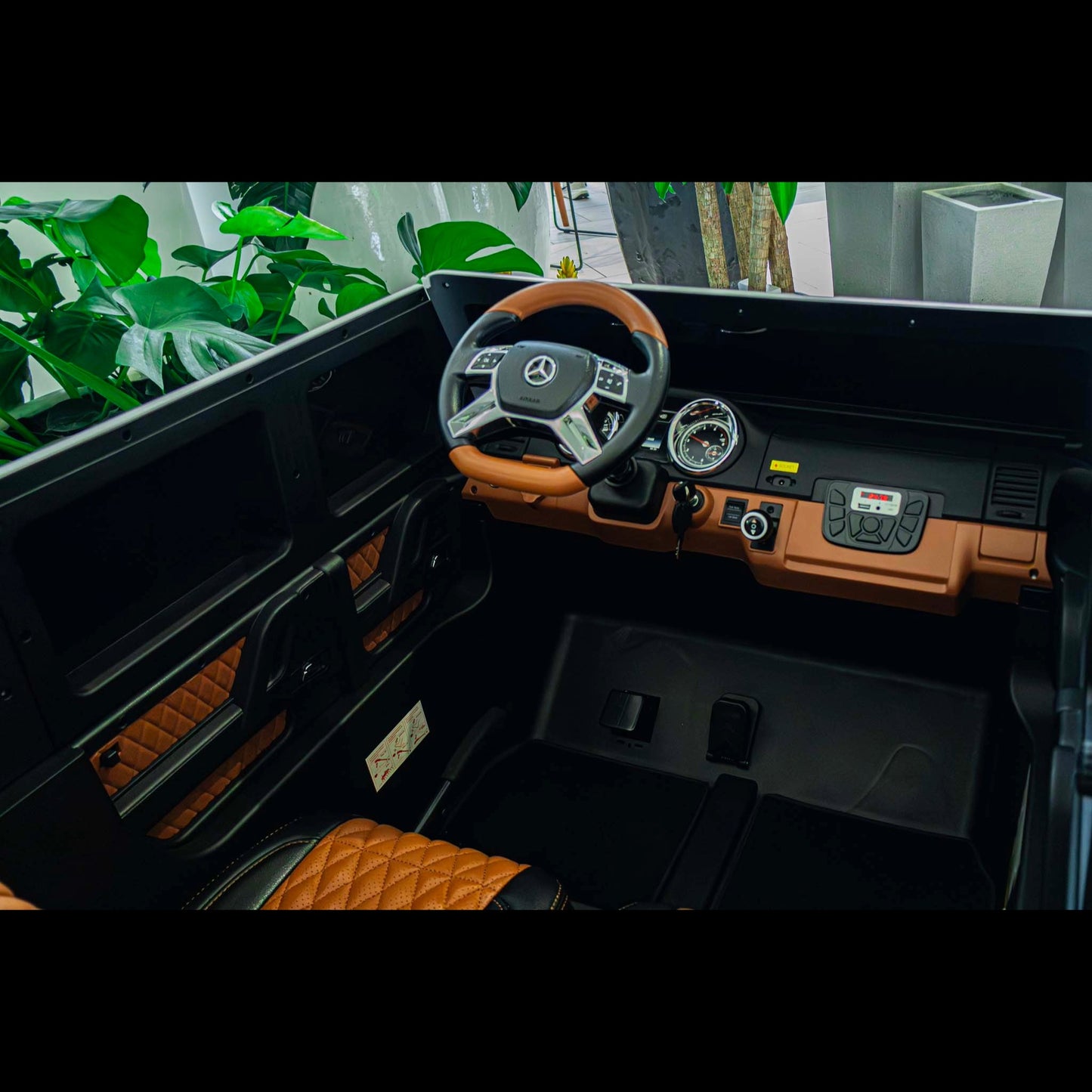 Giant Mercedes Maybach G 650 (2025 Edition)