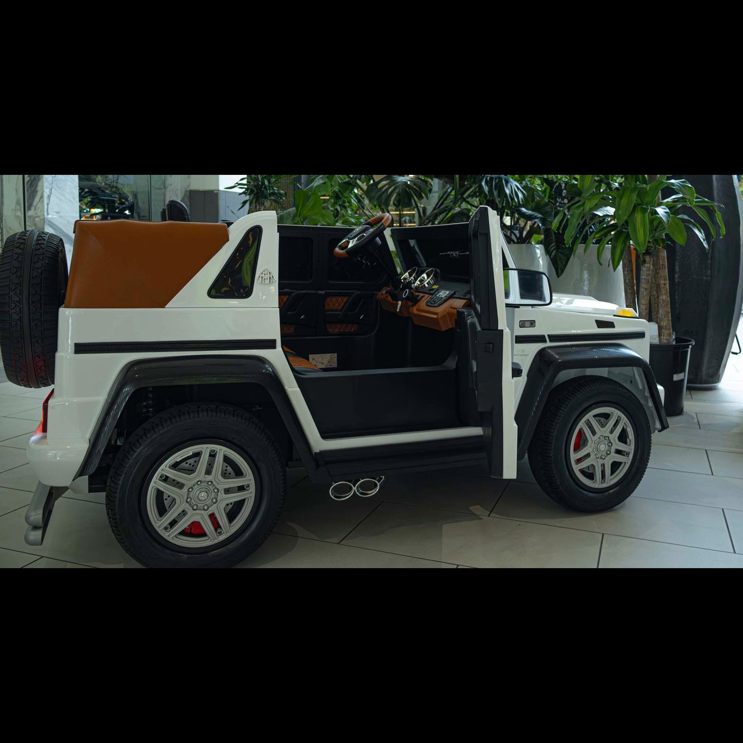 Giant Mercedes Maybach G 650 (2025 Edition)